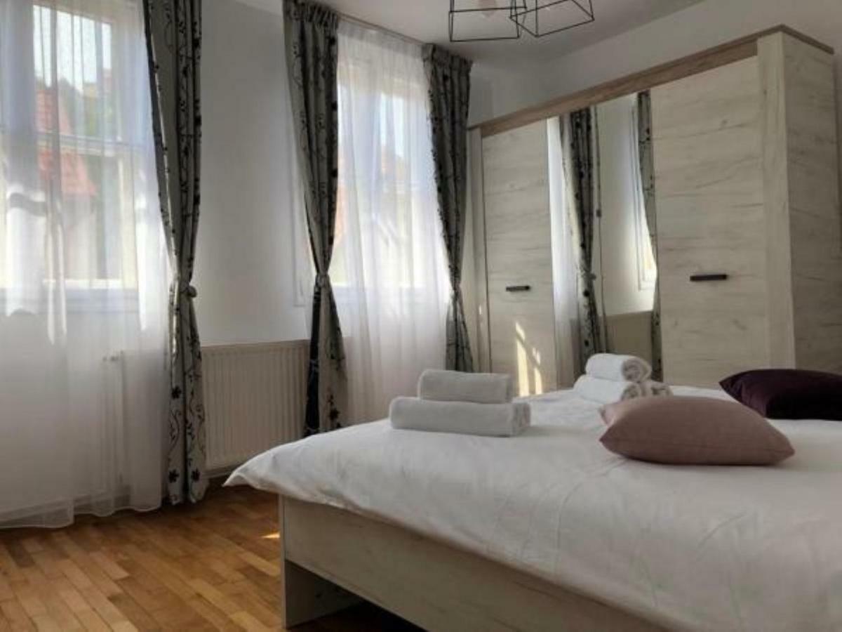 Casa Alise-Luise Lägenhet Braşov Exteriör bild